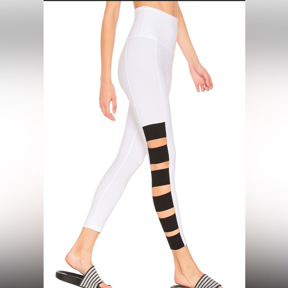 BNWT BEYOND YOGA WHITE LEGGINGS WITH BLACK STRAP DETAIL -  SOLD OUT EVERYWHERE